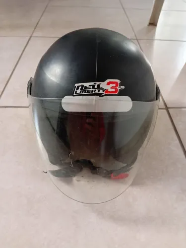 Capacete em bom estado, mas usado.
