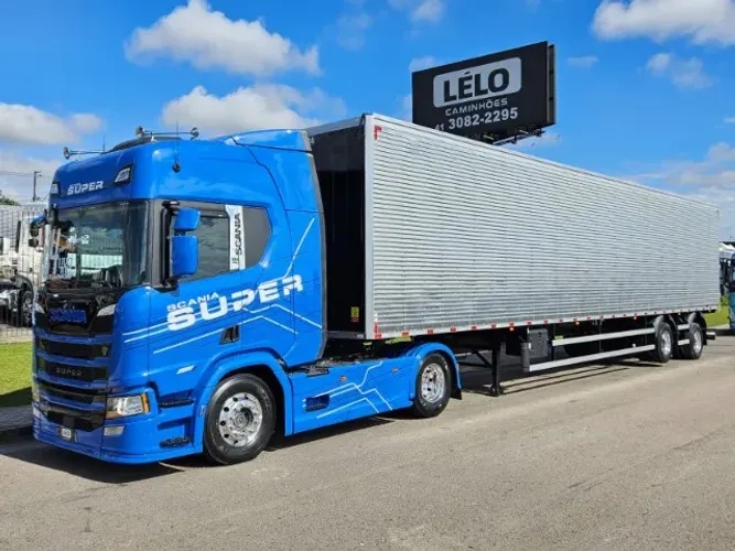 Scania R460 4x2 Super Ano 2024 Farol de teto e grade + baú facchini ano 2026 0km 30 plt