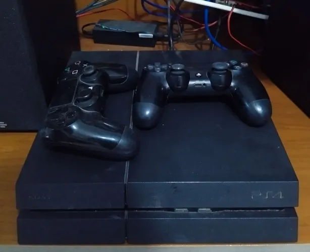 VENDO PS4 500GB COM 2 CONTROLES