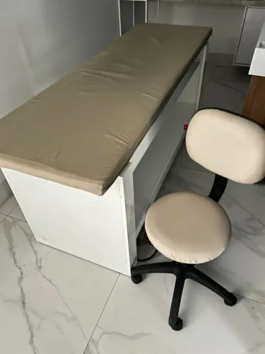 Maca de estética com mocho e escadinha