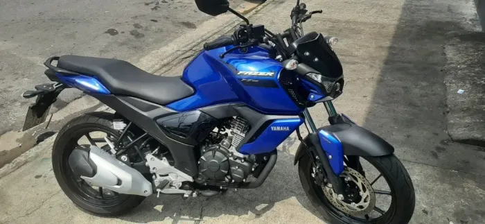 Vendo moto Fazer FZ15 baixo km