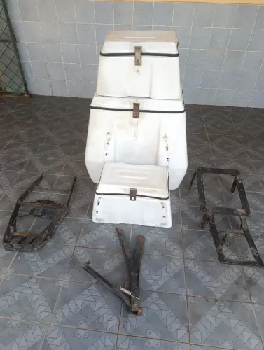 Baú em Fibra 3 em 1 com suporte em ferro para moto e tripé