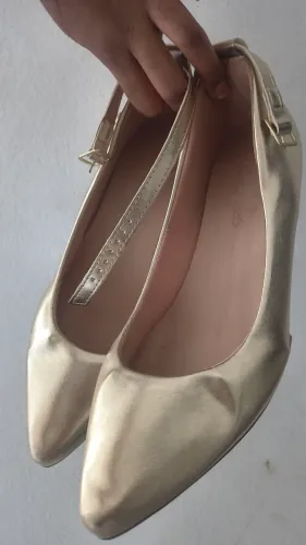 Saltinho Confortável Dourado - Tamanho 39 mas a forma é pequena, calça 38