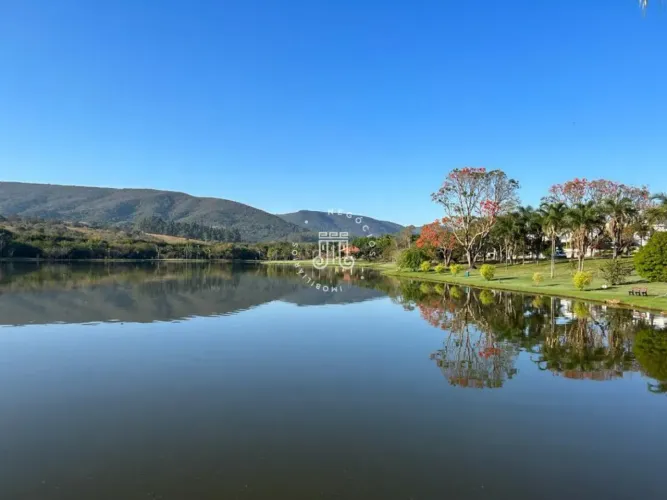 TERRENO À VENDA COM ÓTIMA TIPOGRAFIA PLANA NO CONDOMÍNIO RESERVA DA SERRA.