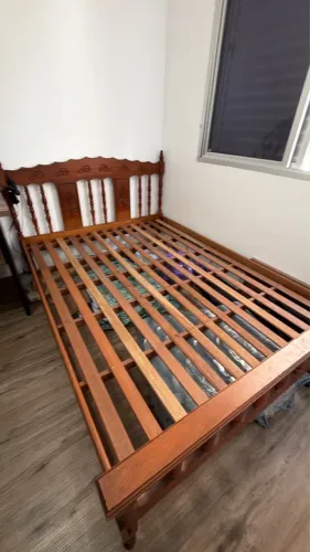 Cama de casal em madeira maciça