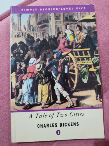 LIVRO A TALE OF TWO CITIES EM INGLÊS 
