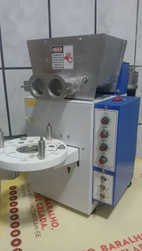 Vende -se máquina da compacta print de fazer salgados doces e mine salgados .