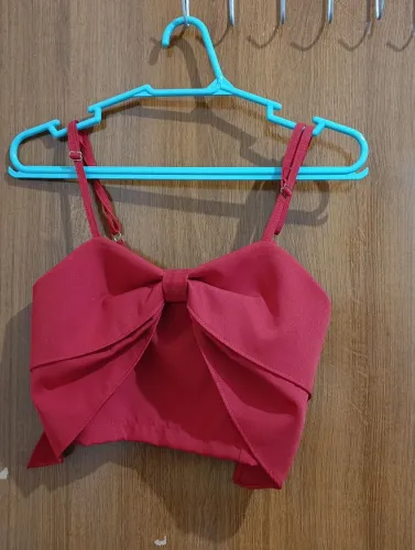 Cropped vermelho de laço