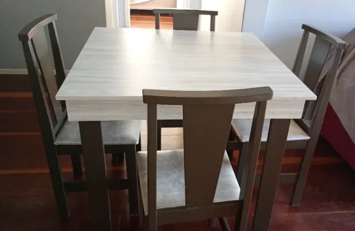 Mesa quadrada com 4 cadeiras
