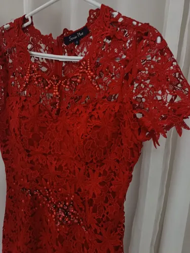 Vestido vermelho de renda