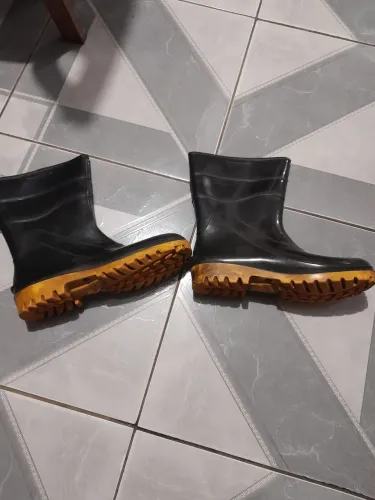 Botas em bom estado de uso