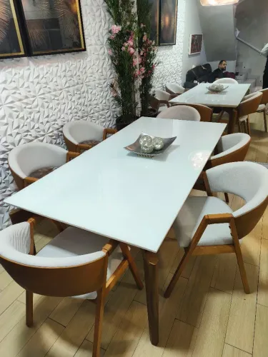 Mesa de jantar madeira vidro.