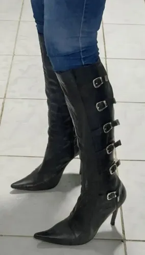 Bota Cano Alto Preta com Fivelas - Salto Agulha e Bico Fino