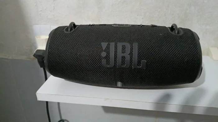 vendo ou troco som jBL primeira linha funcionando normal 
