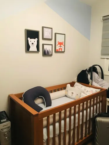 Berço de madeira maciça que vira mini cama 