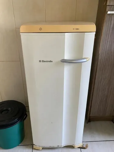 Vendo freezer Electrolux 145 litros vertical. Funcionando