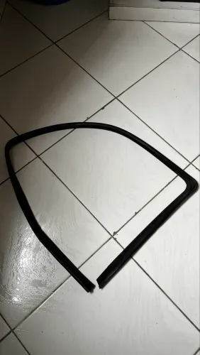 Guarnição Canaleta Vidro Porta LE Escort Zetec 98