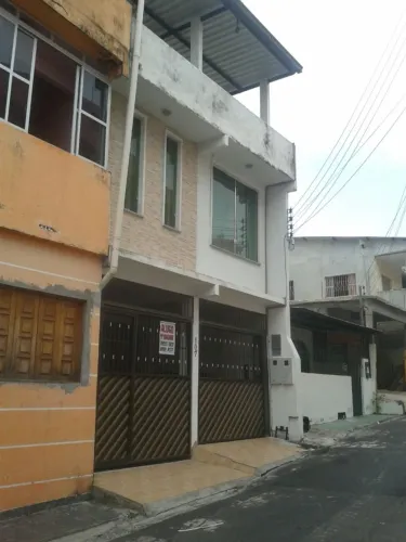 Alugo casa, no bairro Vila da Prata, com uma suite