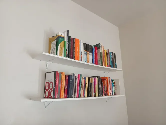 2 prateleiras brancas de MDF com suporte de metal