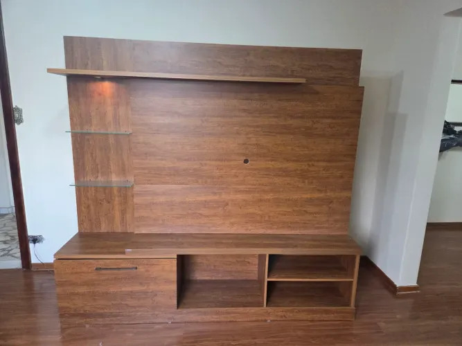 Estante com painel MDF