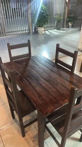 Vendo jogo de mesa com 4 cadeiras, madeira maciça! 