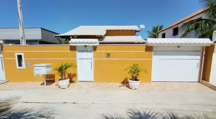 Linda Casa Linear Independente com 2 quartos (1 Suíte) Jardim e Área Gourmet no Condomínio