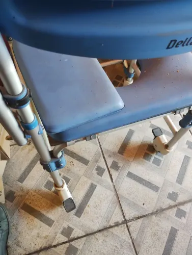 VENDO CADEIRA DE BANHO PARA IDOSOS E PESSOAS COM DEFICIÊNCIA. SEMI NOVA VALOR:380 ,OO
