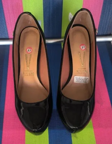 Scarpin salto preto, calça 37 novo na caixa