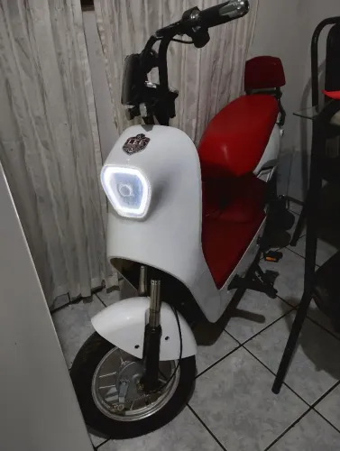 Scooter elétrica novinha. Troco por moto