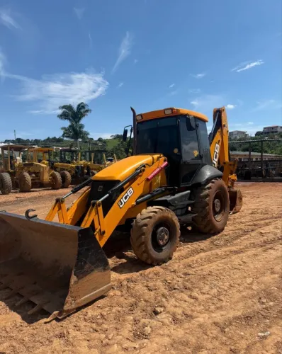 Retroescavadeira JCB 3C Cabinada 13/13 - Entrada 10%