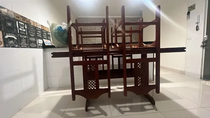 Mesa de madeira com 4 cadeiras