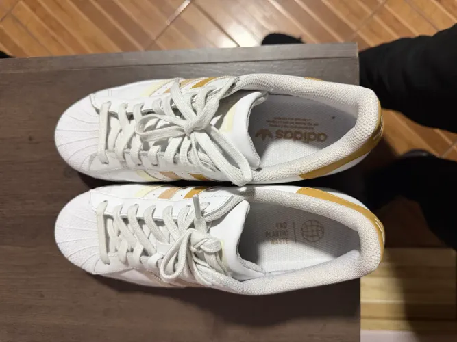 Tênis adidas superstar