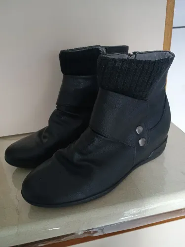 Bota super estilosa semi nova