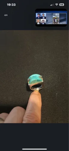 Anel prata 925 com uma longa pedra simétrica em turquesa presa com garras laterais