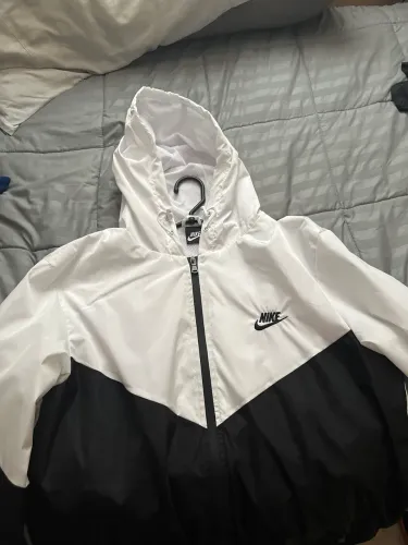 corta vento nike preto e branco