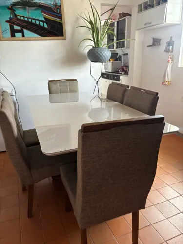 Mesa de jantar 6 lugares com tampo branco e cadeiras estofadas