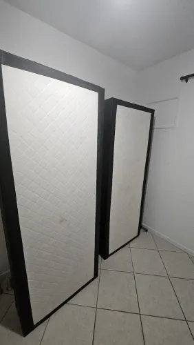 Vendo conjunto de cama box sem colchão em bom estado