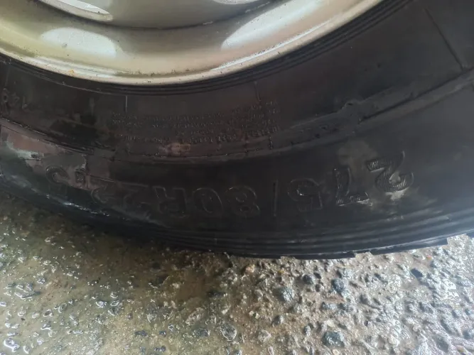 02 Pneus 275/80 quase zero