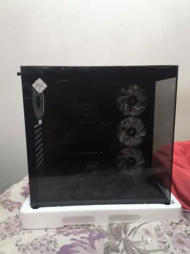 Gabinete ATX preto já com quatro fãs de 360m