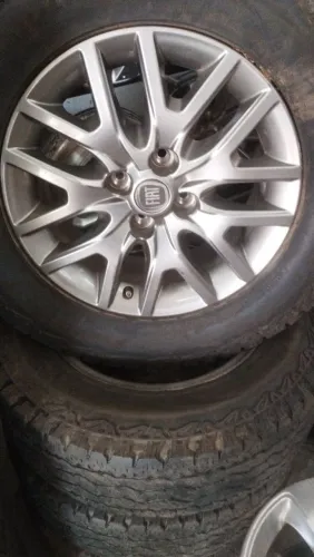 Rodas do Fiat argo aro 15 com pneu 205/70 15