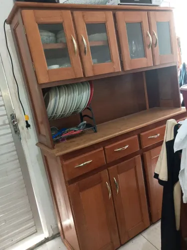 Vendo um armário e um rack em bom estado de uso