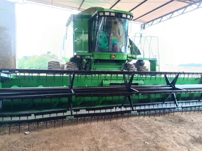 Colhedeira Jhon Deere trator esteira Komatsu