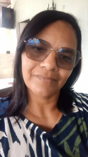 Auxiliar de cozinha e Passadeira.