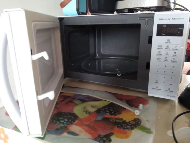 Microondas branco de 25L