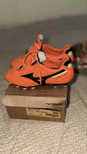 Chuteira campo mizuno modelai Classic unissex laranja + preto 40