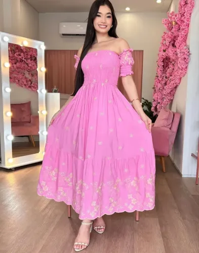 Vestido longo branco com detalhes roxo/lilás