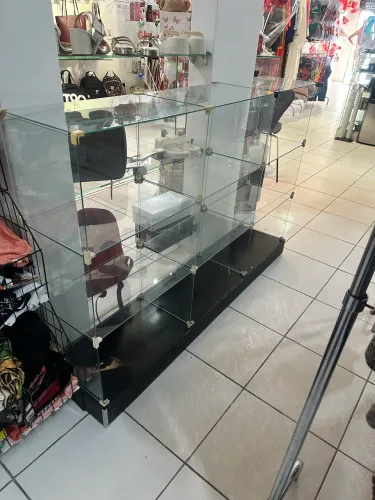 Balcão modulado com base de madeira