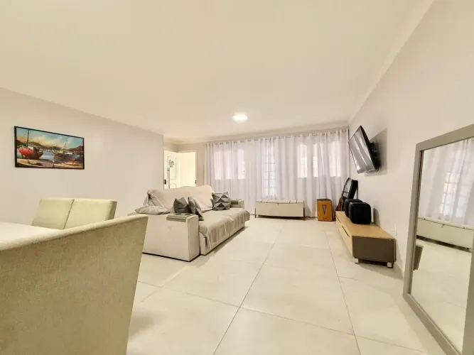 Casa com 3 suítes - Piscina - 2 Vagas de Garagem na Pedreira.