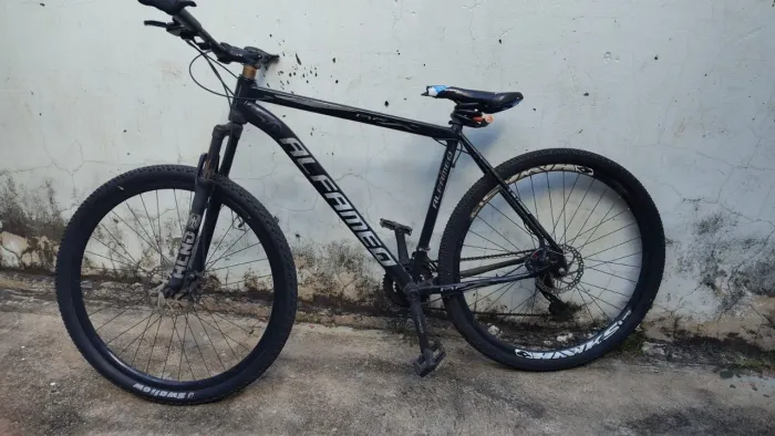 Bicicleta aro 29, com o quadro trocado recentemente e 7 marchas 