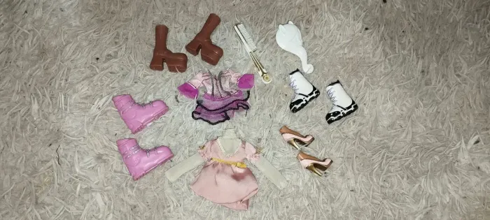 Lote acessórios sapatinhos e vestidos bratz